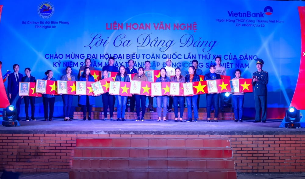 BĐBP Nghệ An phối hợp cùng các nhà tài trợ tặng cờ Tổ quốc cho ngư dân vươn khơi bám biển.